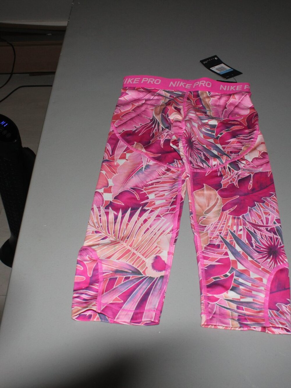 Pink Nike Pro Athletic Capris Size Medium New